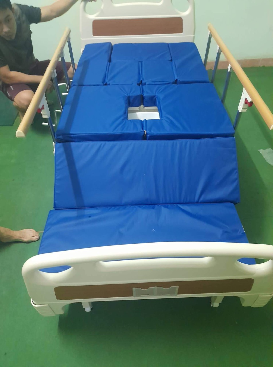 Bệnh nhân tai biến nên chọn giường y tế cho người già